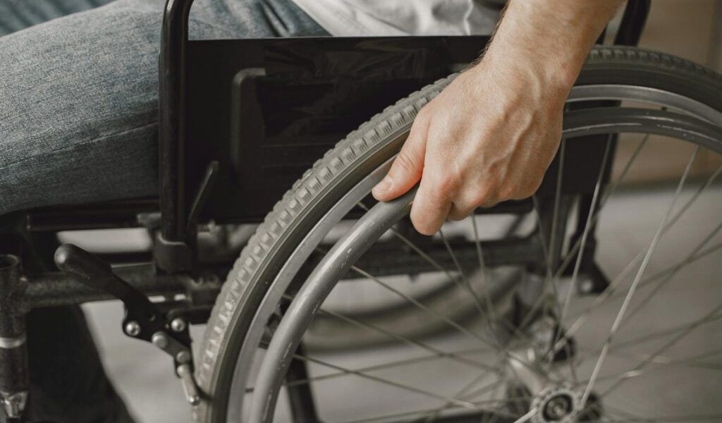 Handicapații, avertizați: Greșeala care blochează indemnizația