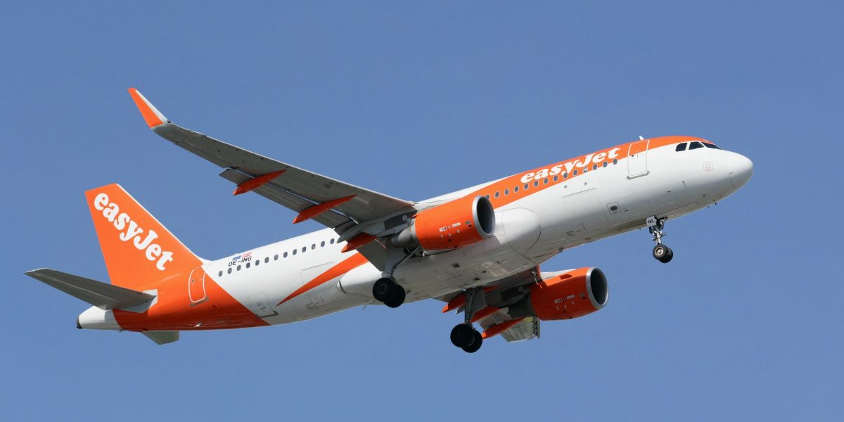 Panică pe EasyJet: Avion, aterizare de urgență din cauza unui telefon încărcat
