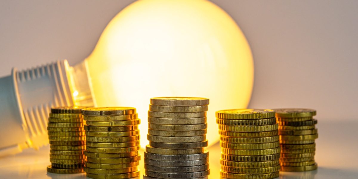 Gratuitate la energie electrică: Mii de români, avantajați de o companie. Înscrieri