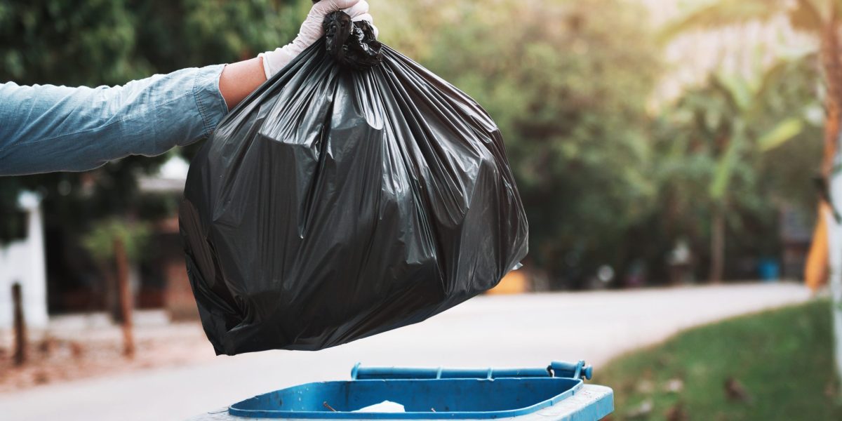 Alertă în județul Bacău: 65 de localități, sufocate de gunoi după ce nu e cine să-l ridice