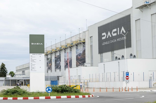 Dacia, ultimatum la Mioveni: Renunță la extindere pentru profit. Șeful, azi la Bolojan