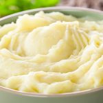 Piure de cartofi cremos, secretul bucătarilor! Trucul cu mixerul face minuni