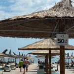 Grecia dă șah supraturismului: Interzice șezlongurile pe plaje