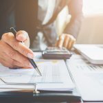 România scapă de criza bugetară fără austeritate? Da, dar cu taxe noi! 3 scenarii