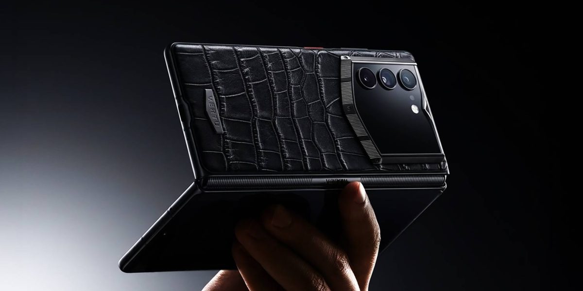 Vertu revine: Telefonul pentru ștabi, pliabil cu AI, costă cât o mașină