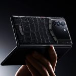 Vertu revine: Telefonul pentru ștabi, pliabil cu AI, costă cât o mașină