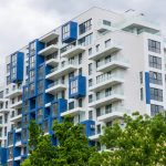 Cadavru aflat în stare avansată de descompunere, găsit într-un apartament, după ce vecinii au sesizat mirosul
