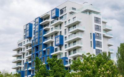 Cadavru în descompunere, găsit după mirosul persistent din apartament