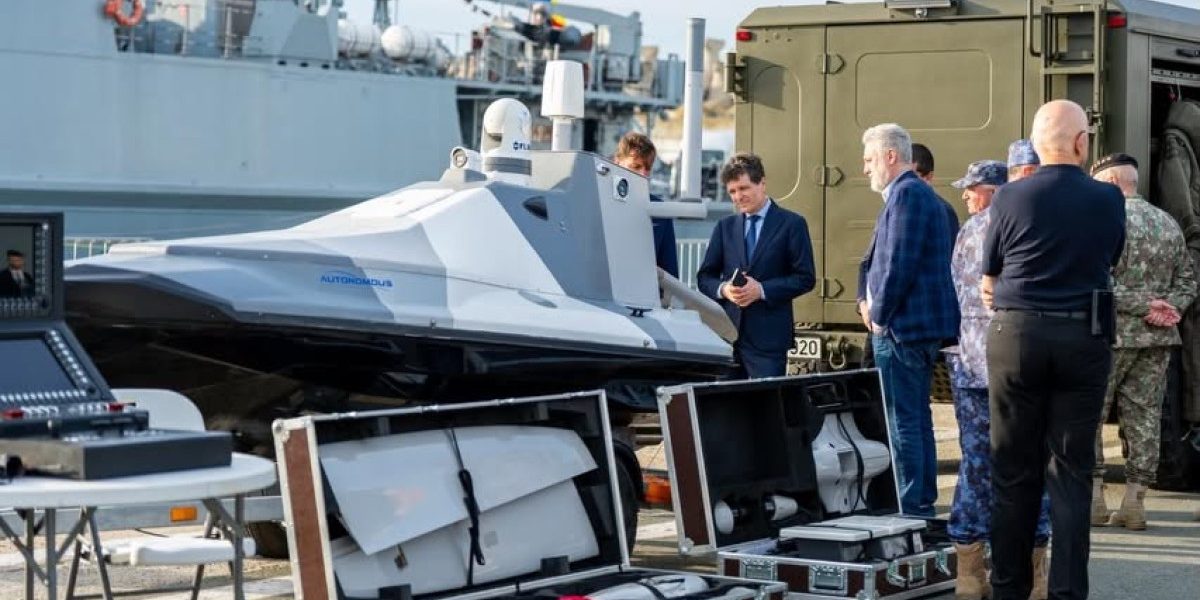 Nicuşor Dan la Constanţa: Discuţii pe loc, lângă epava dronei