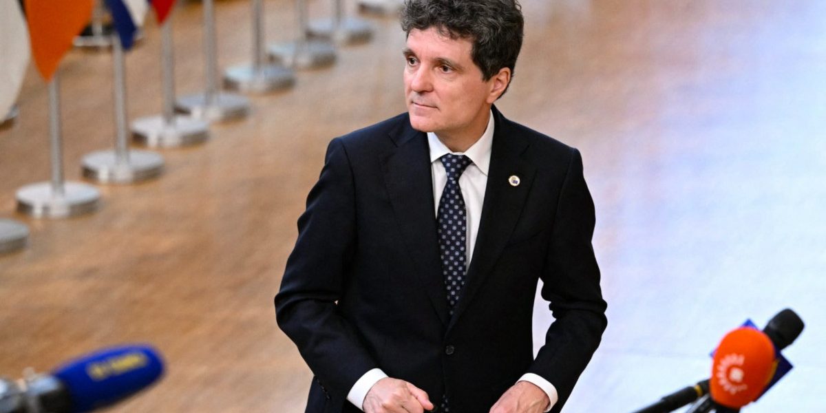 Nicușor Dan le cere partidelor să vină cu propuneri pentru un guvern minoritar