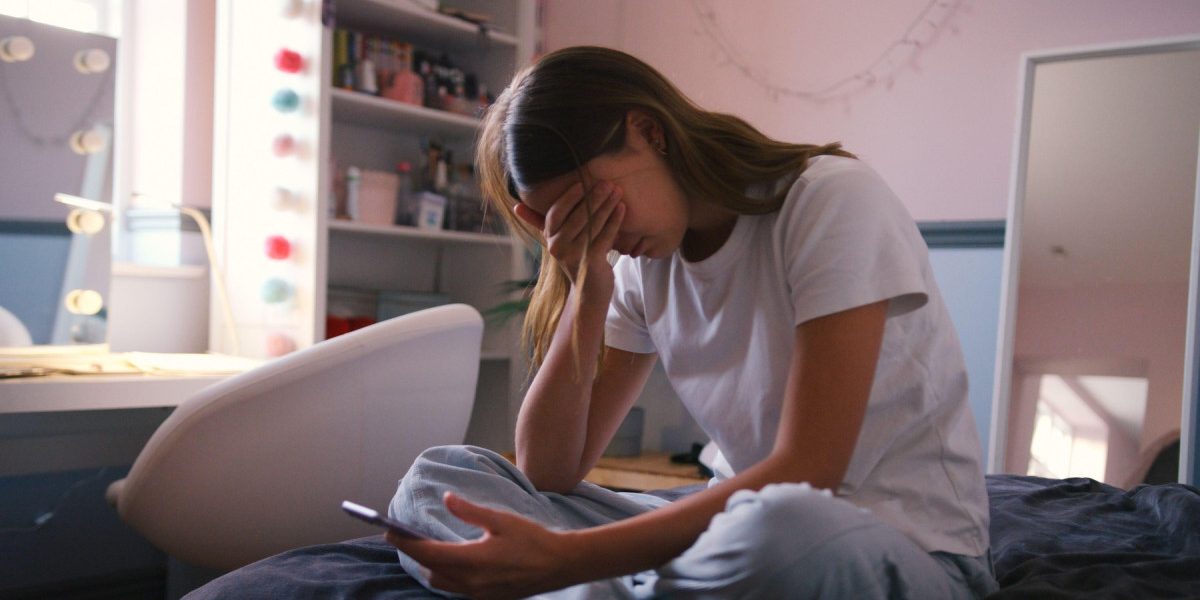 Adolescenți la risc: Orele pe social media care duc la depresie