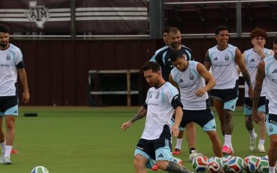 Messi în scenă pe Kyle Field?