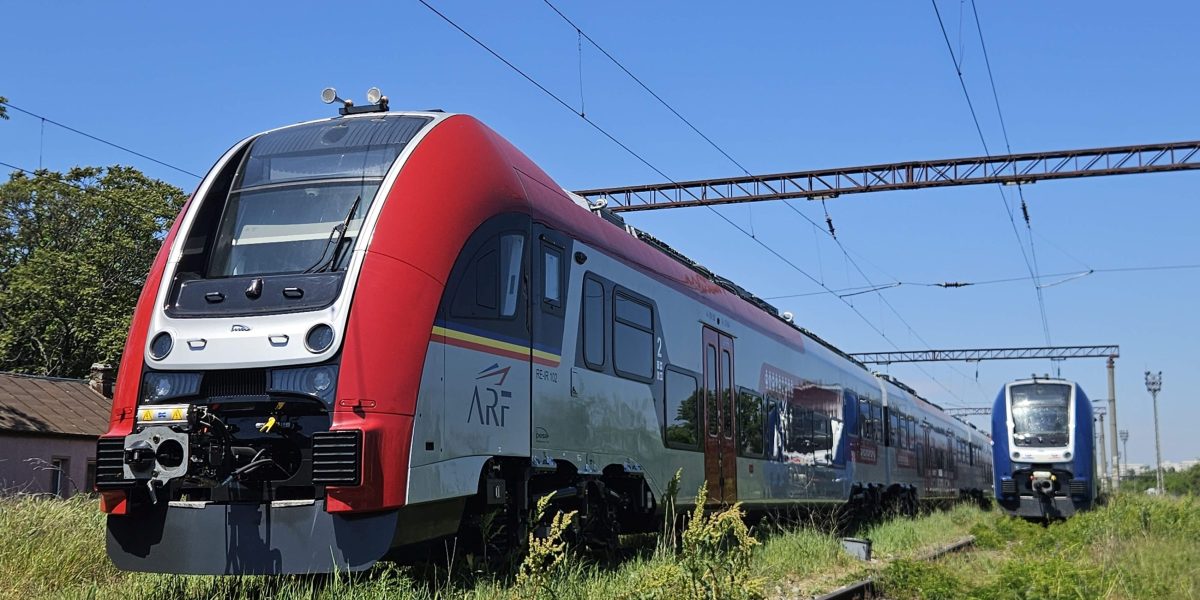 Trenurile noi, albe ca neaua, pălesc în soare la București