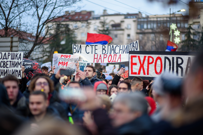 Serbia în fierbere: Vucic pleacă, protestul continuă