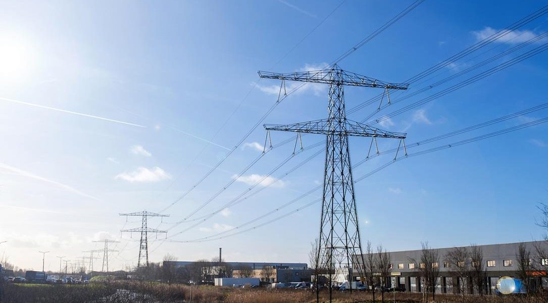 România: Producția internă de energie, în scădere. Regenerabilele, în avans