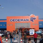 Frații Pavăl (Dedeman) pun la încărcat mașinile electrice