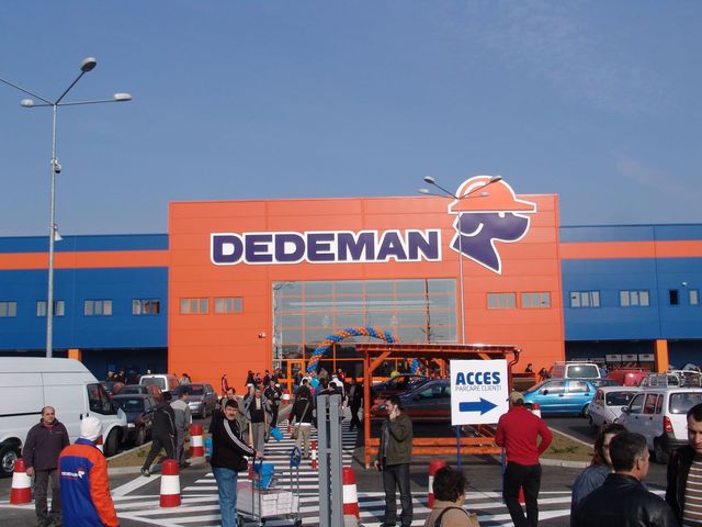Frații Pavăl (Dedeman) pun la încărcat mașinile electrice