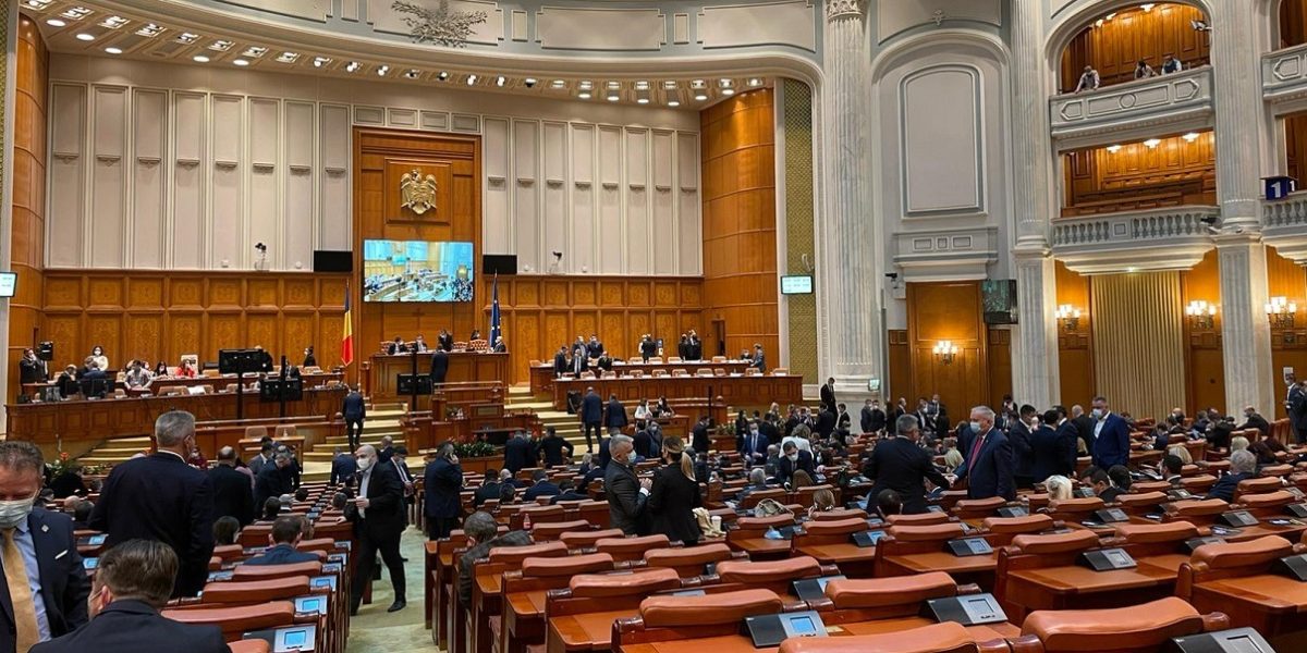 Guvernul CADE: Cine-l dărâmă, să construiască altul