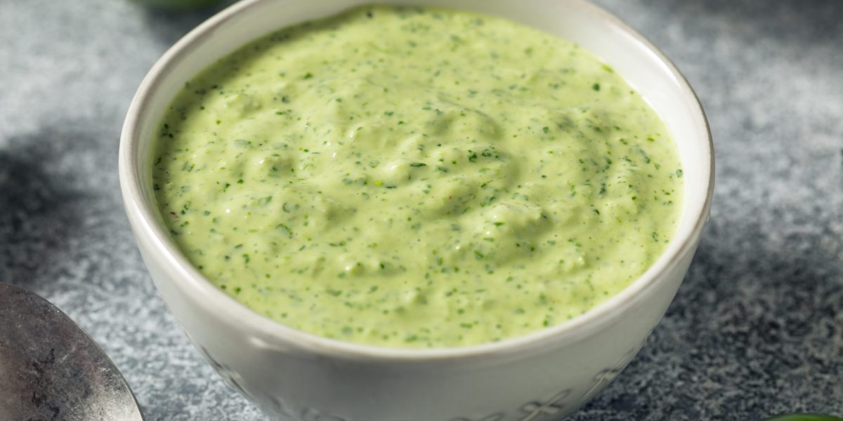 Sos usturoi verde: Rețetă rapidă, aromă intensă