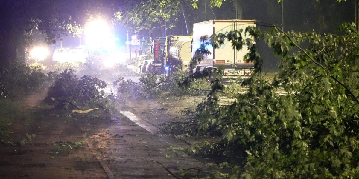 Cod portocaliu de ploi torențiale și vijelii: ANM a actualizat prognoza. Zonele afectate