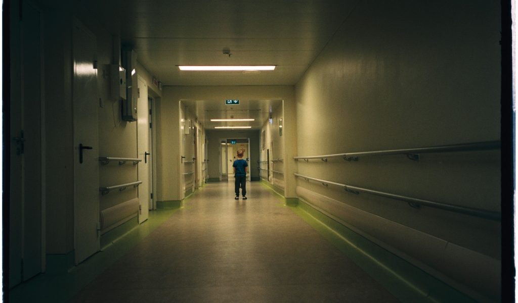 Copil dus la morgă, găsit în viață în camera frigorifică, după mai multe ore. ”O eroare umană sau un eșec al procedurilor”