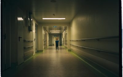 Copil dus la morgă, găsit viu în camera frigorifică