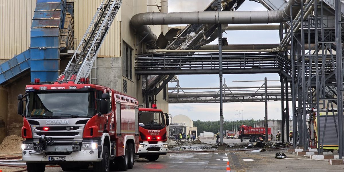 Incendiu la o hală a unei fabrici de lemn din Braşov. O nouă explozie s-a produs în timpul intervenției pompierilor