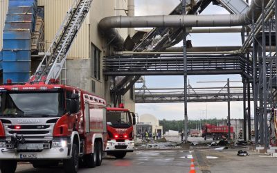 Explozie la fabrica din Brașov! Pompierii luptă cu flăcările