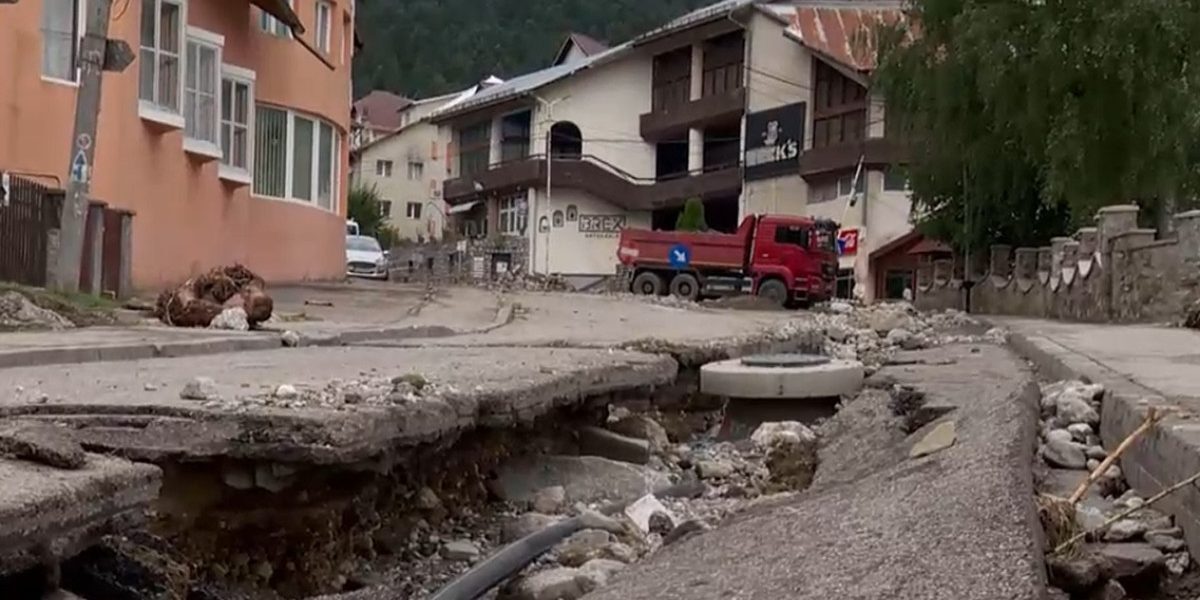 Bușteni: Primăria ajută sinistrații după viitură