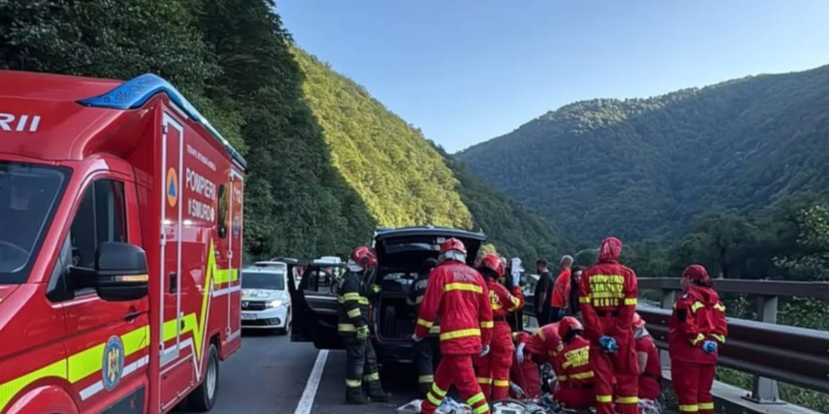 Valea Oltului sub stânci: Un bărbat mort, mașină distrusă