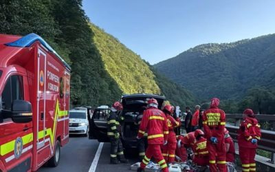 Valea Oltului sub stânci: Un bărbat mort, mașină distrusă