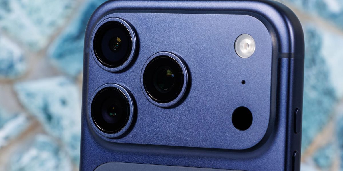 Hackeri confirmă camera foto ascunsă pe iPhone 18 Pro