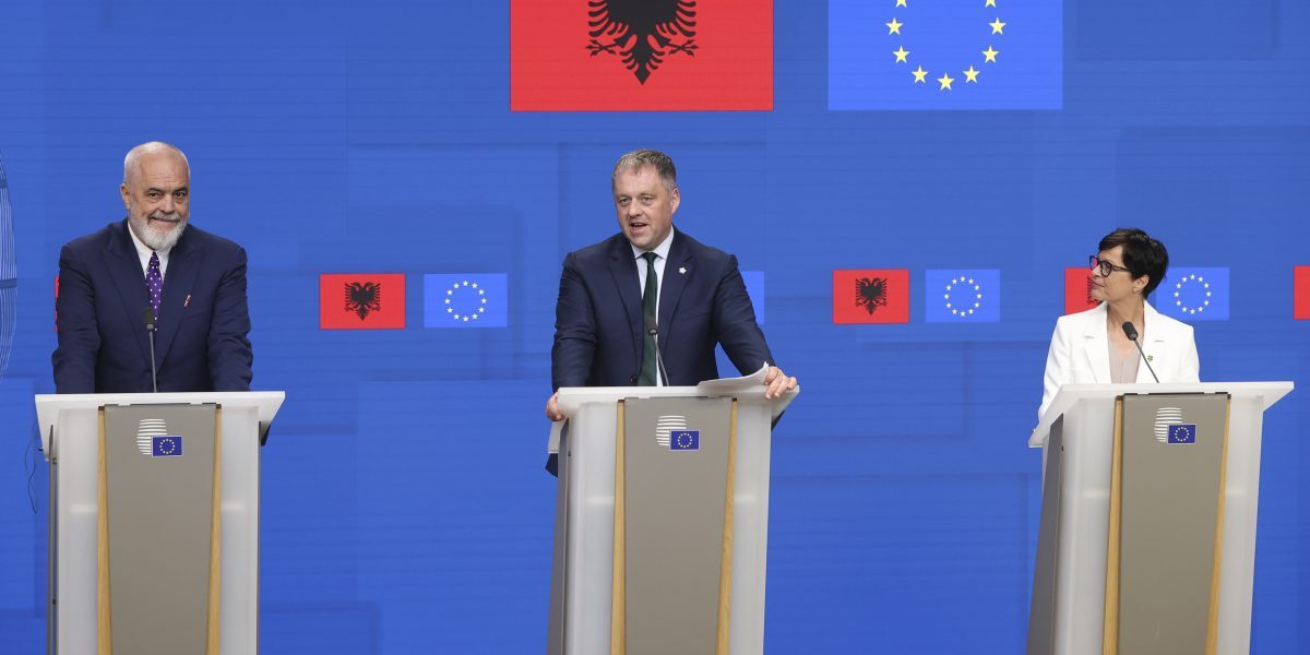 Albania deschide ușa UE, țintește încheierea negocierilor în 2027