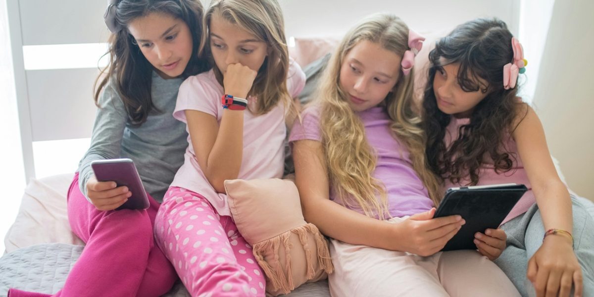 UK: Adolescenții, blocați pe rețele după miezul nopții