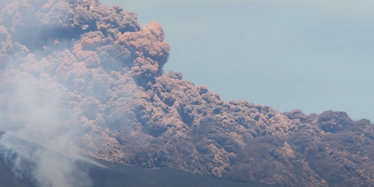 Etna blochează traficul aerian / Cenușa închis spațiul aerianSiciliei