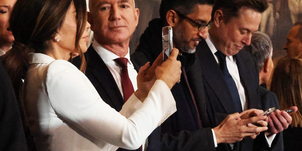 Bezos/Musk în spațiu: „Catastrofă” pentru Pământ, avertizează experții