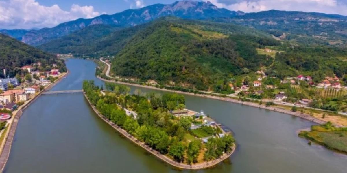 Comori pe Singura Insulă Locuită a unui Râu din România