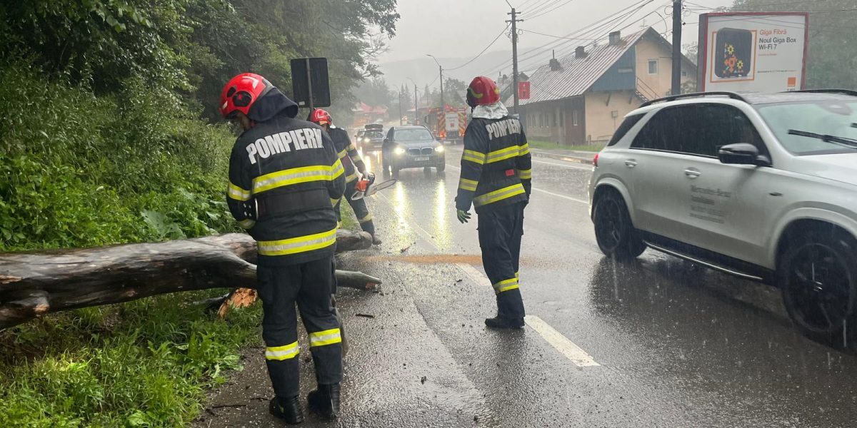 Hățiș în 16 județe: Ploi torențiale și inundații, vijelie peste 29 de localități