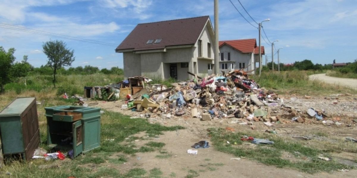 Case ilegale: Românii au un an să le salveze de la buldozer
