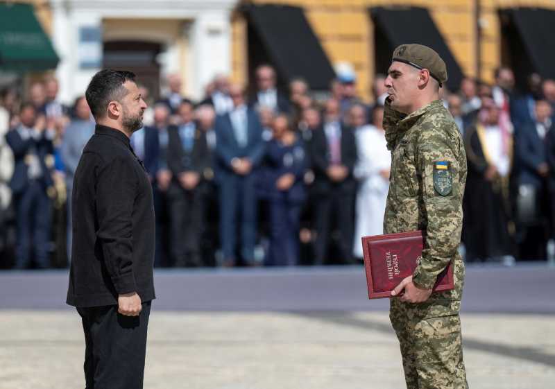 Zelenski, pe frontul de est: Vizită-surpriză la trupe