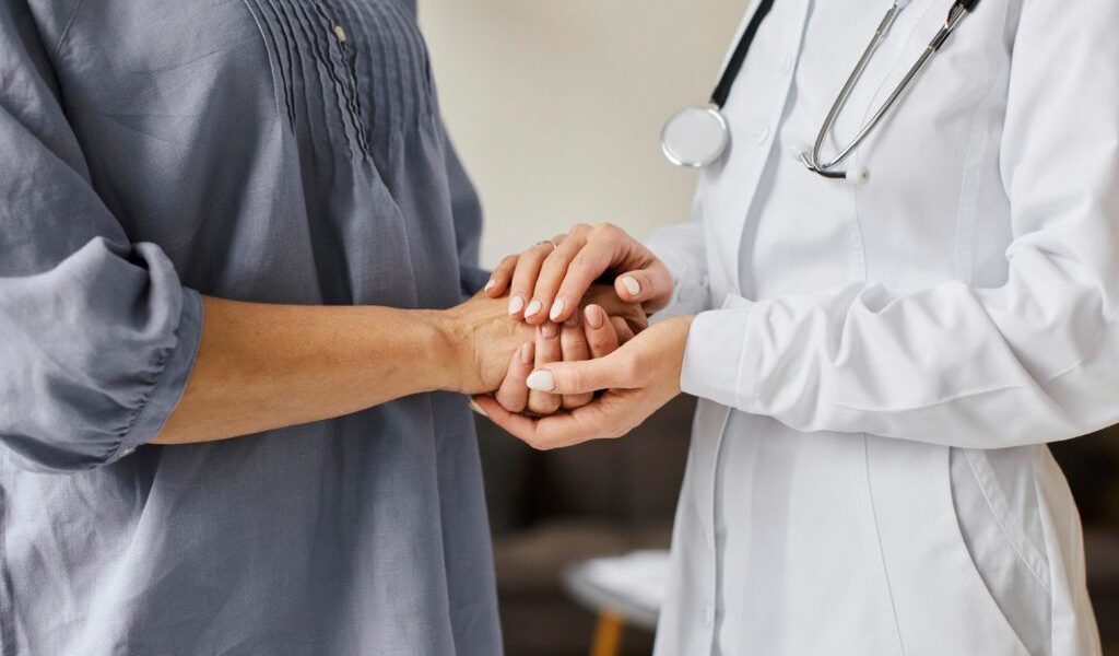 Cancer: 3 semne comune pe care românii le ignoră. Medici alertă