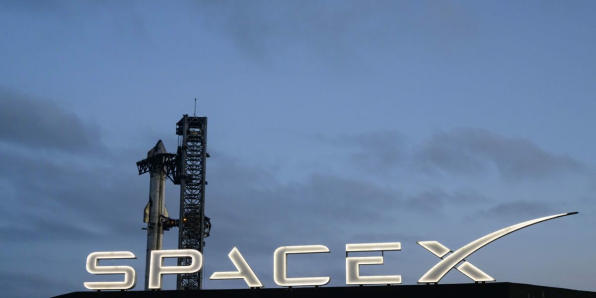 Musk transformă Luna în fabrică de sateliți SpaceX