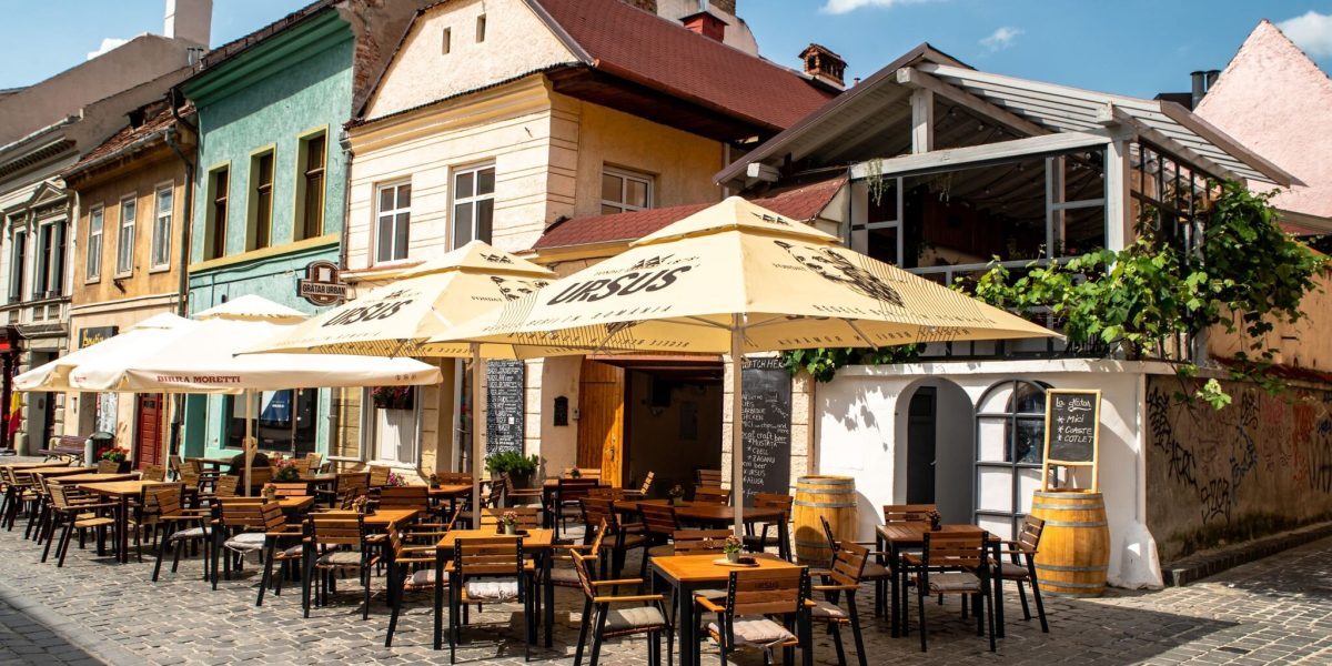 Prețuri șoc la Bran și Brașov: Ciorba, cartofii și friptura te lasă fără bani