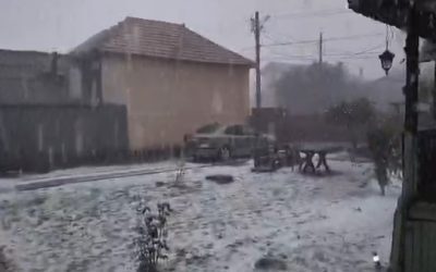 Furtună în Gorj: Zeci de case fără curent, trenuri blocate