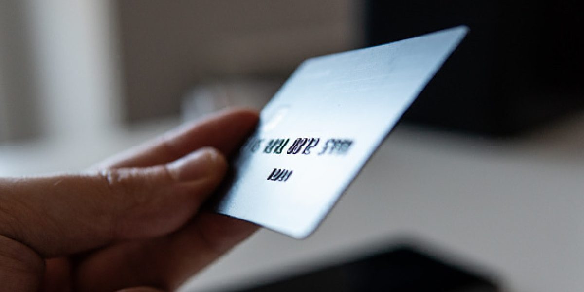 Card pierdut în supermarket, cumpărături ilegale de 750 lei. Urmează pușcăria