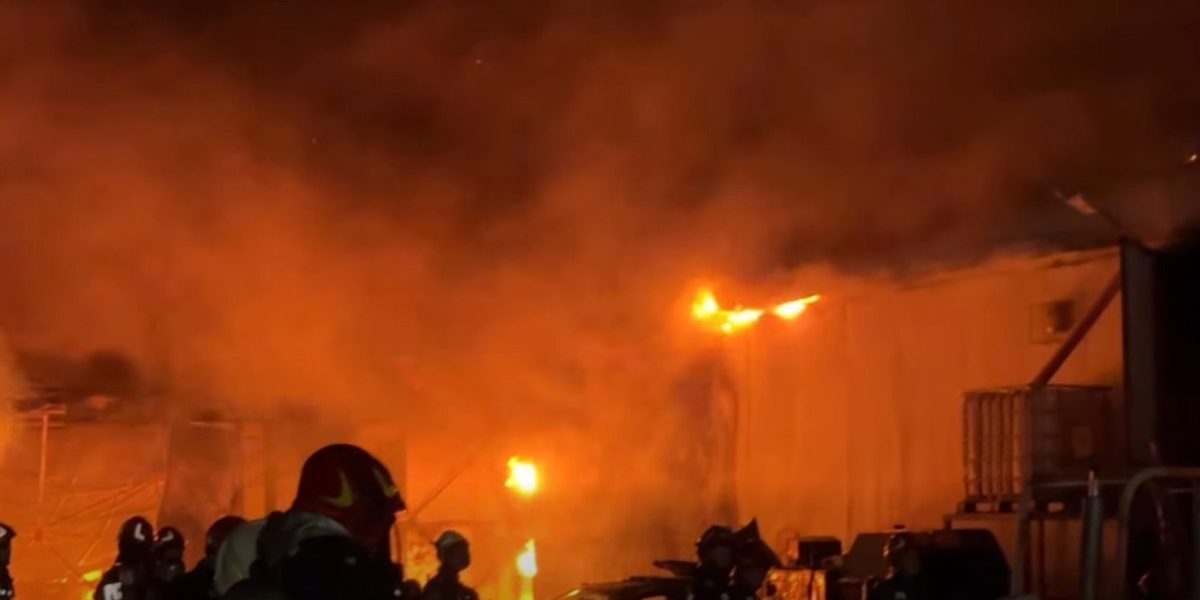 Incendiu hală Sector 1 București: Pompieri în acțiune, RO-Alert emis
