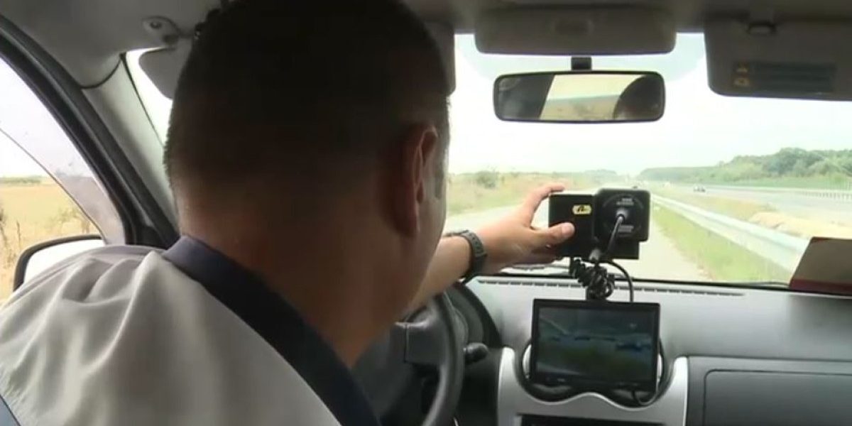 Șofer prins la 172 km/h: Tată mușcat de câine, polițiști cu reacție umană