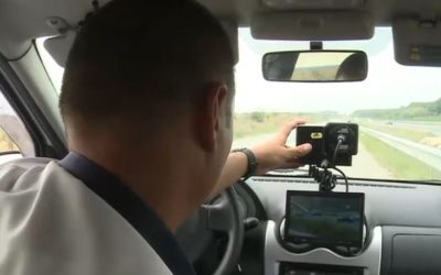 Șofer prins la 172 km/h: Tată mușcat de câine, polițiști cu reacție umană