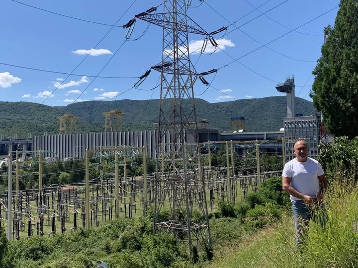 România: Lumină ieftină exportată, întuneric scump importat