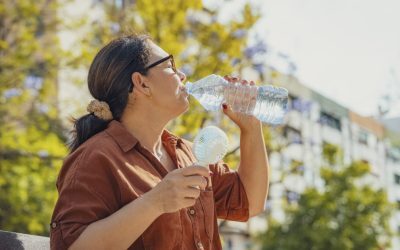 Câți litri de apă bei pe caniculă. Specialiștii: Alimente pentru hidratare